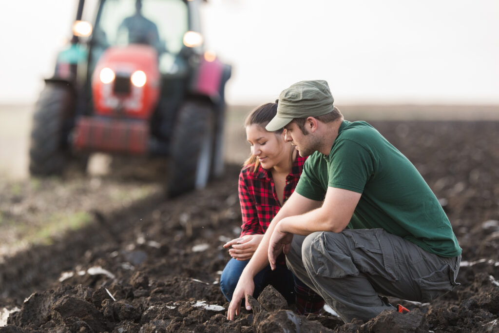 Agriculteur et technicien dans un champ pour du conseil.