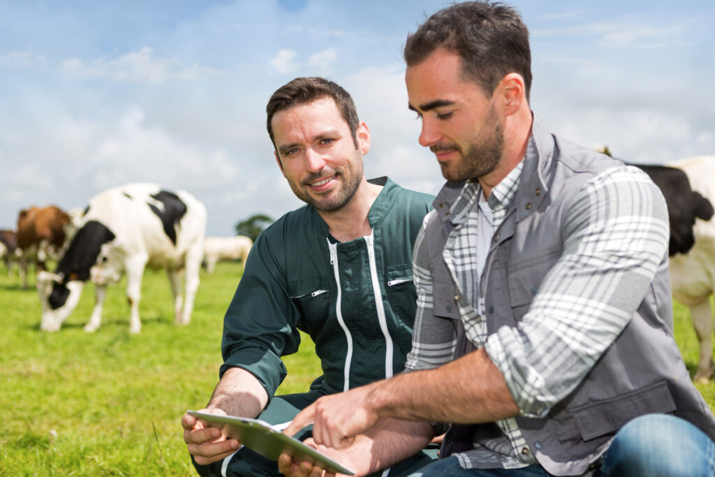 technicien et agriculteur dans un champ