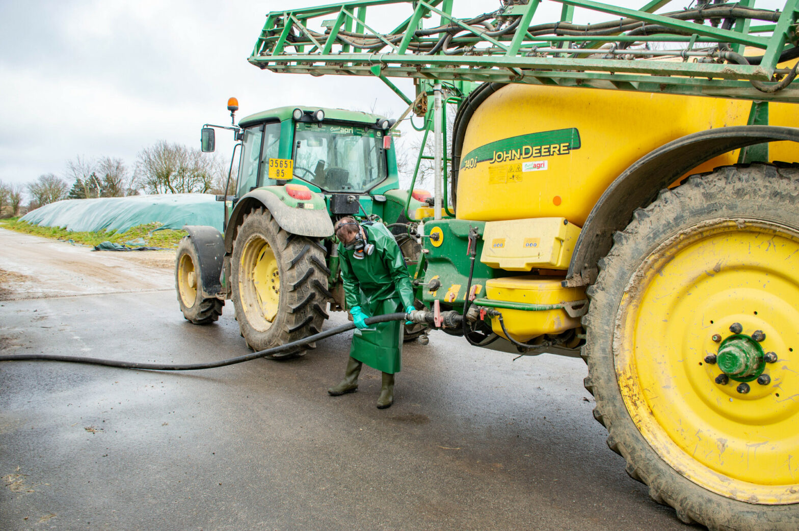 Remplissage de produits phytosanitaires d'un pulvérisateur agricole.
