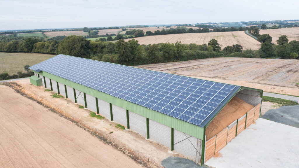 Panneaux solaires sur un hangar agricole