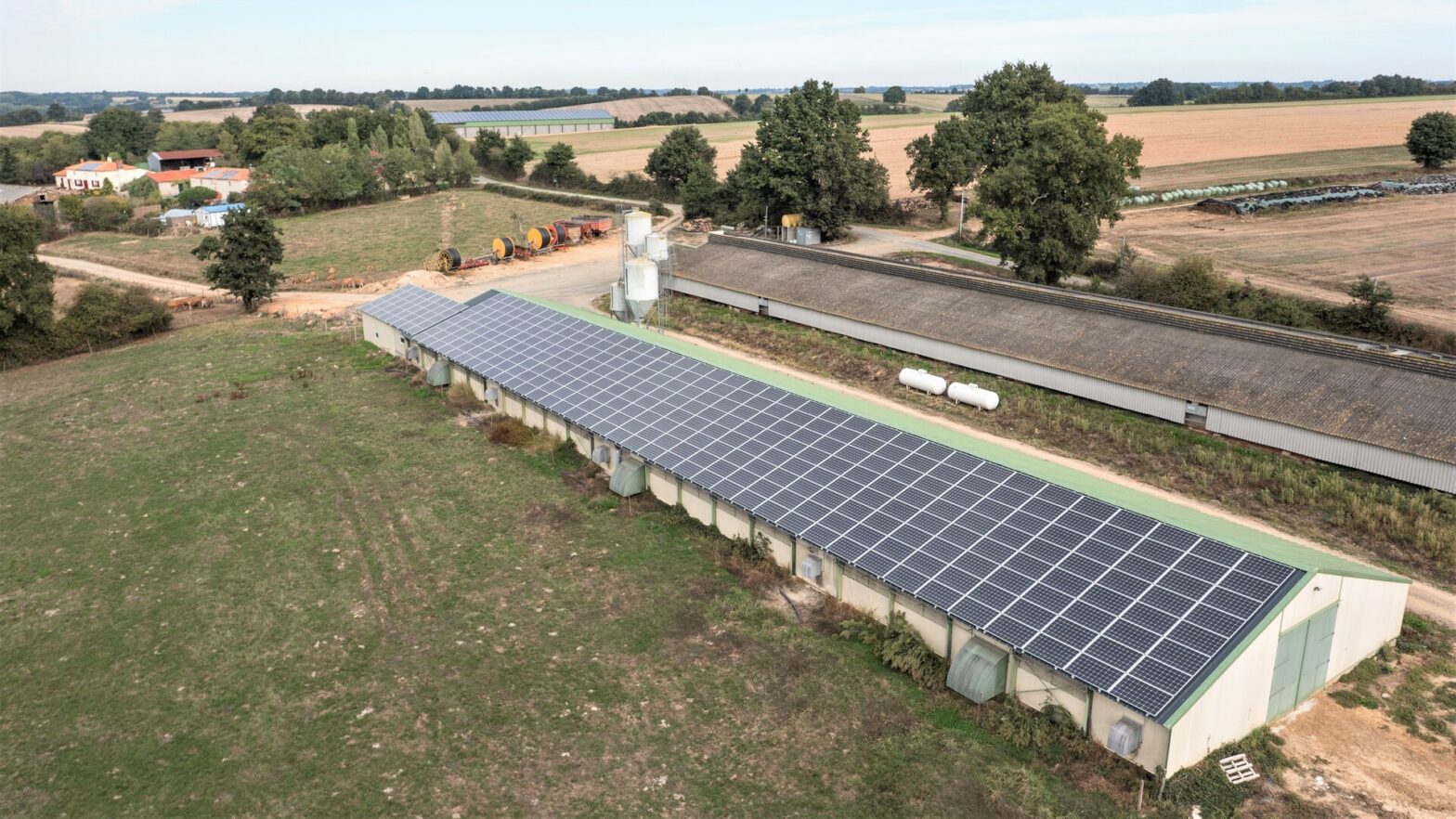 Panneaux solaires ou photovoltaïques sur un poulailler vendéen.