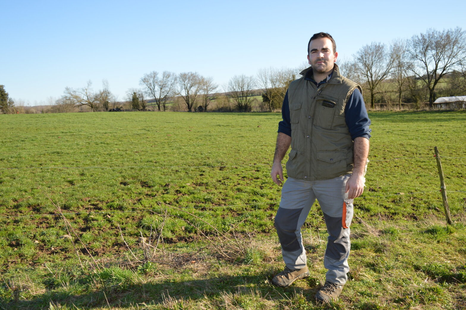 Agriculteur dans une prairie en Vendée.