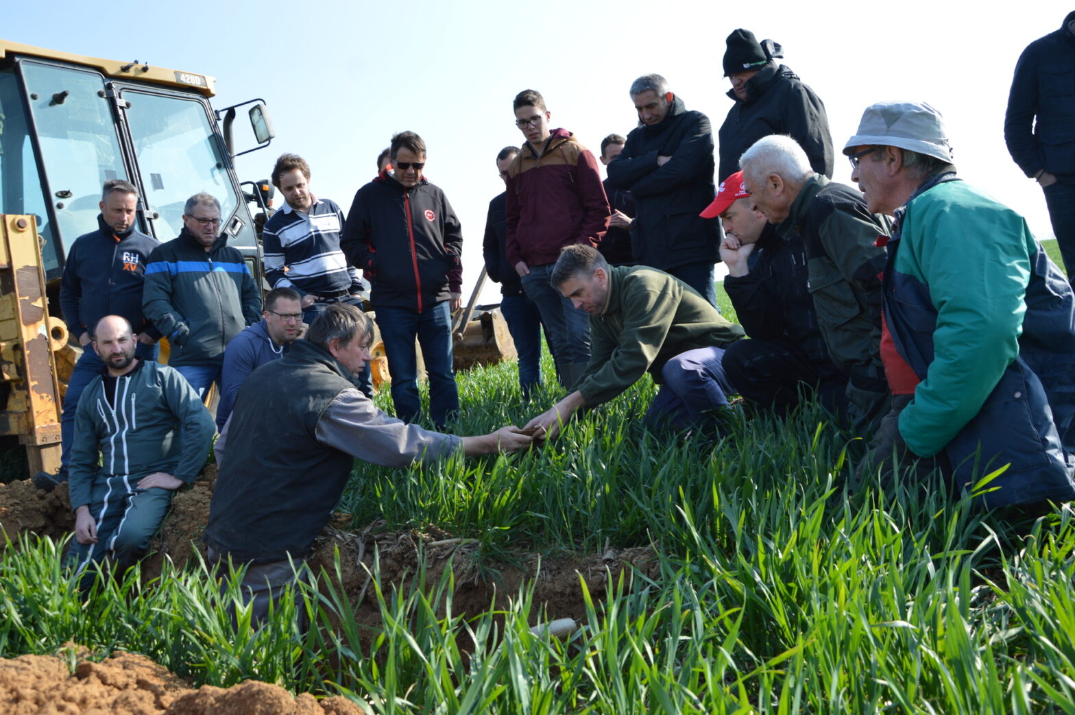 Profil de sol et observations dans le cadre d'une formation agriculteur.