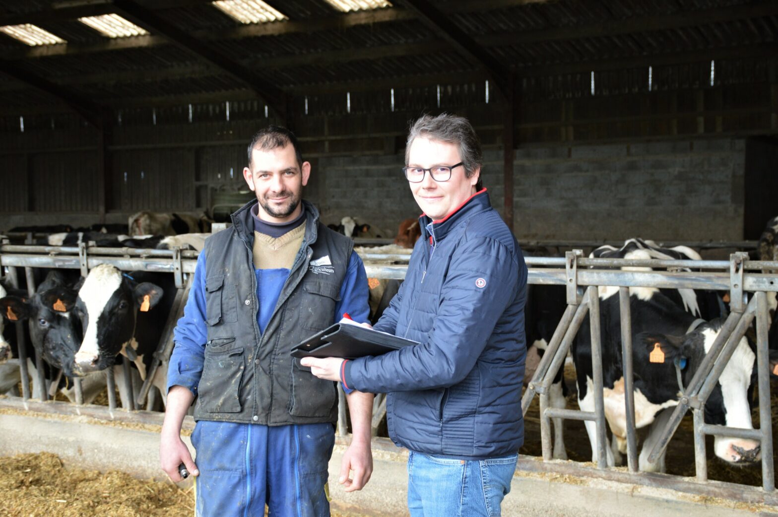 Echange entre un agriculteur et un technicien Cavac sur une exploitation.