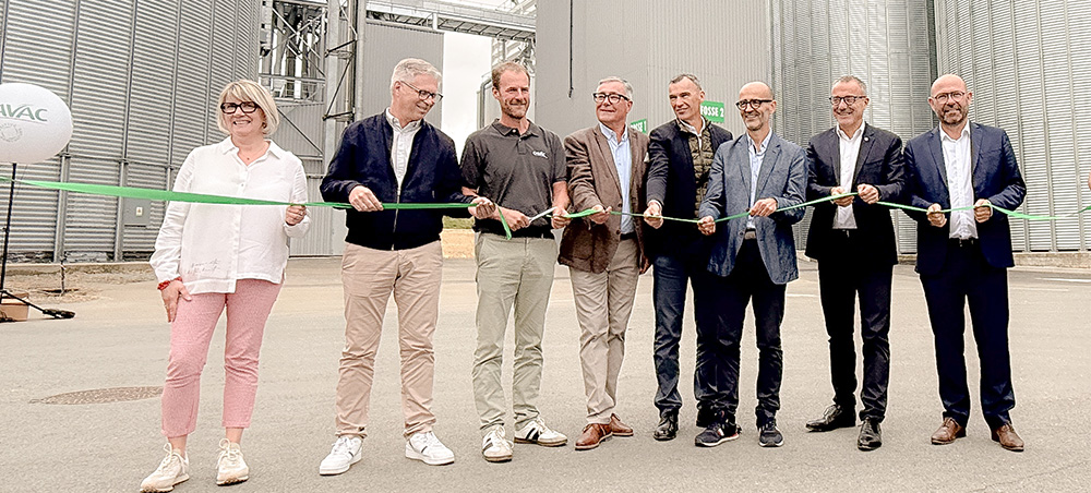 De gauche à droite : Emmanuelle Ménard, Présidente de l’agglomération Bocage Bressuirais et Maire de Bressuire ; Franck Bluteau, Président de Cavac ; Mikaël Fuzeau, Vice-Président de Cavac ; Thierry Marolleau, 1er Vice-Président des Deux-Sèvres ; Olivier Joreau, Directeur Général de Cavac ; Johnny Brosseau, Maire de Cerizay ; Emmanuel Charré, Conseiller régional Nouvelle-Aquitaine ; Philippe Mouiller, sénateur des Deux-Sèvres. 
