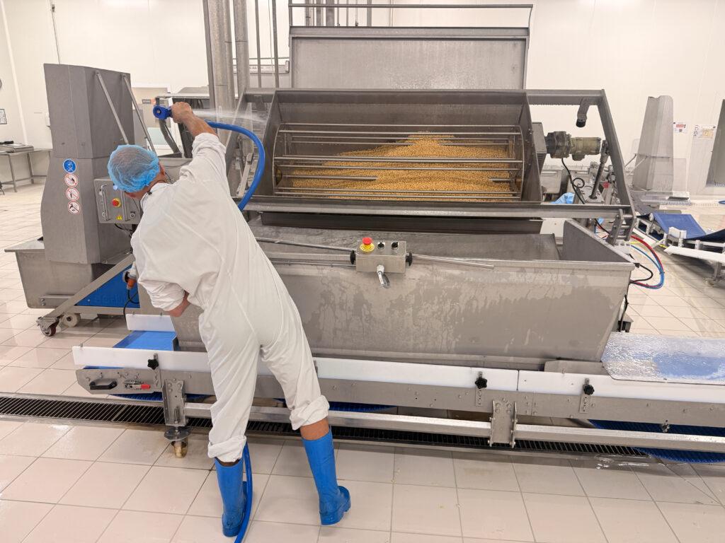 Notre conserverie Olvac a développé au fil des années des méthodes de cuisson qui respectent le produit et sa qualité organoleptique. Pour les pois chiches appertisés (cuits au naturel), le Label Rouge impose des exigences spécifiques : un trempage contrôlé entre 6h minimum et 24h maximum dans une pièce maintenue à une température inférieure à 8°C, un blanchiment, l’absence totale d’additifs, un conditionnement en verre, garantissant qualité, goût et sécurité alimentaire.