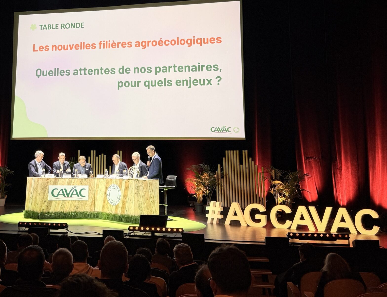Anthony Thuaud, Directeur général de la branche biscottes et croutons du Groupe Brioche Pasquier et Directeur filières et Engagement Sociétal ; Paul-Henri Dubreuil, PDG du Groupe Dubreuil ; Nicolas Godet, Directeur général du Groupe Point P ont participé aux échanges sur les nouvelles filières agroécologiques aux côtés de Jérôme Calleau, Franck Bluteau et Olivier Joreau.