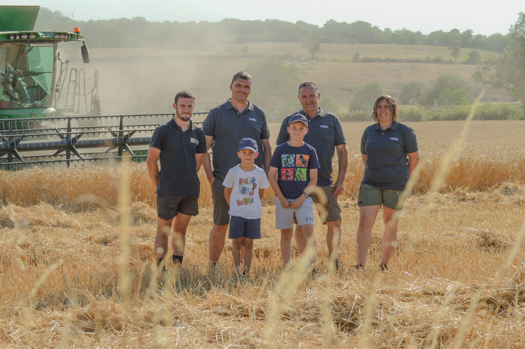 Hélène et Yohann Bourasseau, Guillaume Coutant, les associés du Gaec L’Entr’Aide, Kylian Bourrasseau (salarié), Jules et Gabin Coutant, fils de Guillaume, le 17 juin 2026 lors de la moisson.
