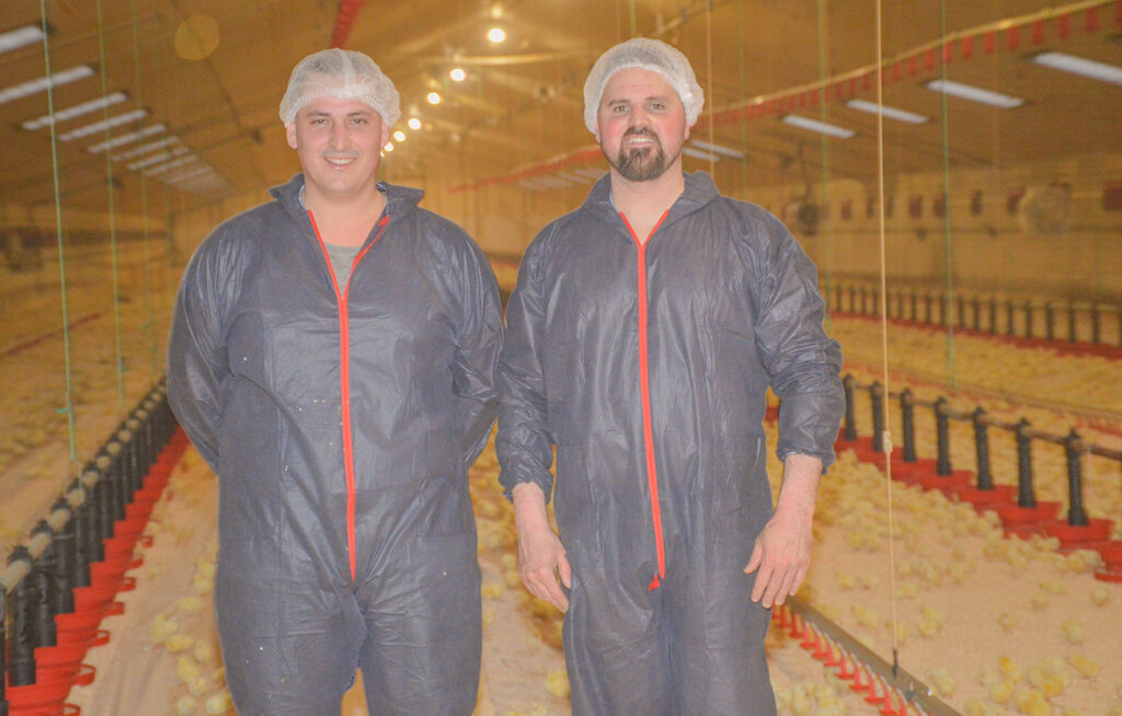 Les frères Potier, Dylan et Steven, 28 et 33 ans, sont polyculteurs éleveurs à Beaufou en Vendée. Ils élèvent notamment près de 85 000 poulets de chair.