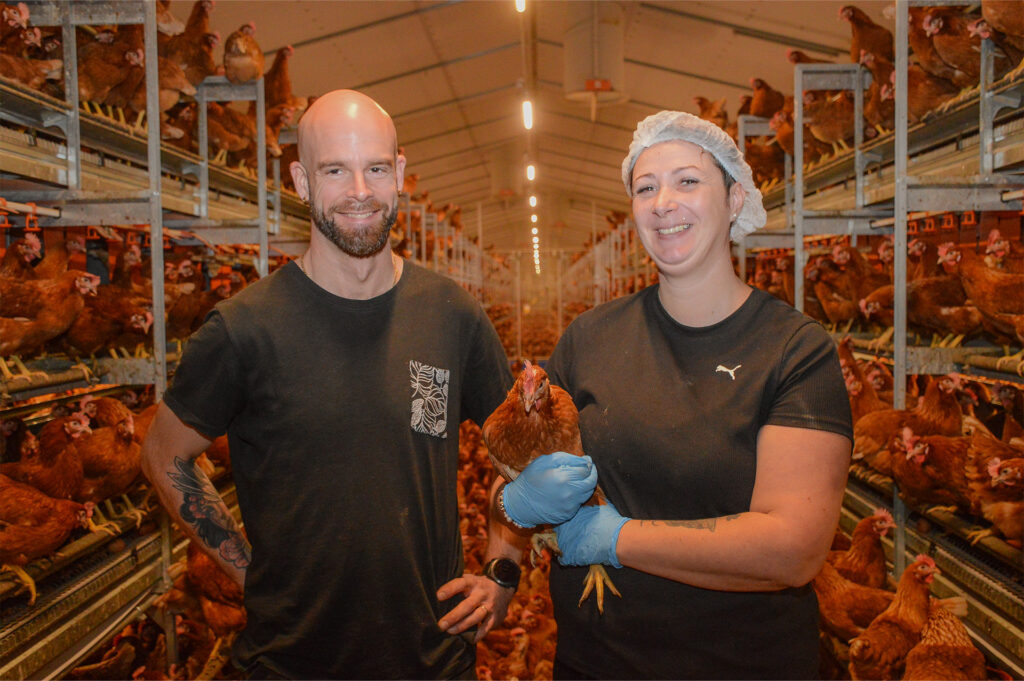 Nicolas et Élodie Renaudeau se sont lancés en poules pondeuses en 2019. En janvier 2026, ils ont équipé leur bâtiment de volières et d’une ventilation dynamique.