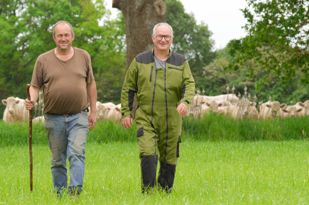 Laurent (à gauche) et Francis (à Droite) sont frères et associés. Sur leurs 30 ha de ray-grass, 18 ha sont destinés à la semence.