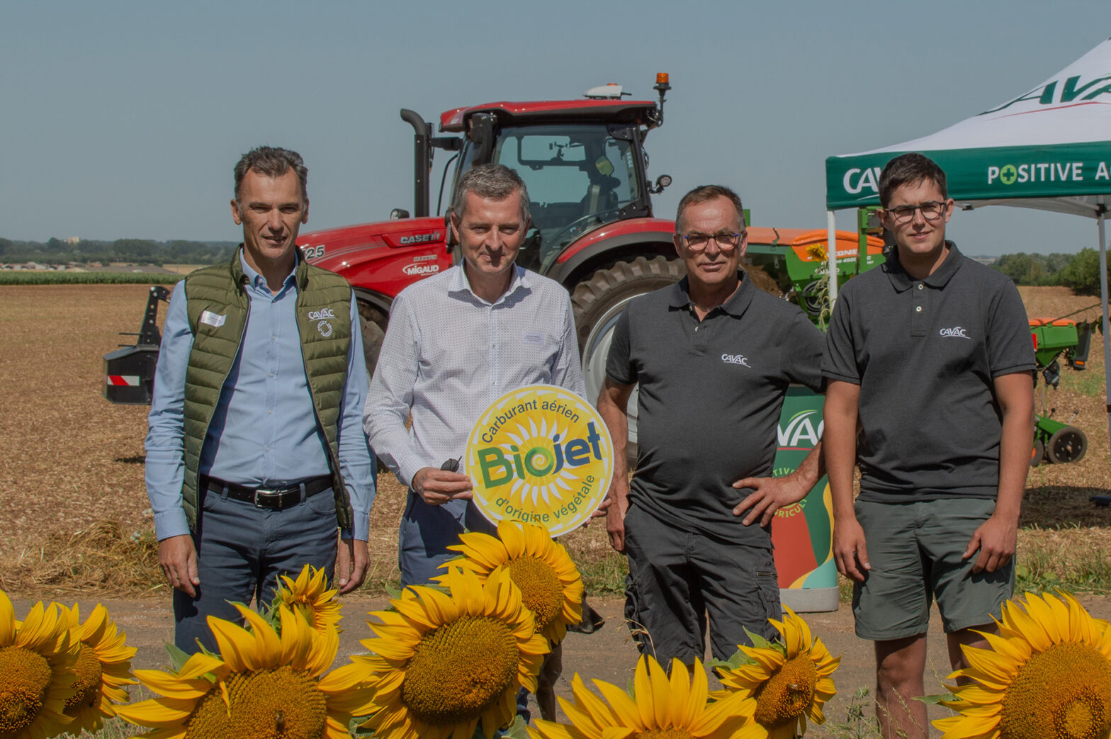 Présentation à la presse du projet expérimental Biojet par Olivier Joreau, DG Cavac, Paul-Henri Dubreuil, PDG du groupe Dubreuil et Patrice Ayrault et son fils, agriculteurs engagés dans le projet.